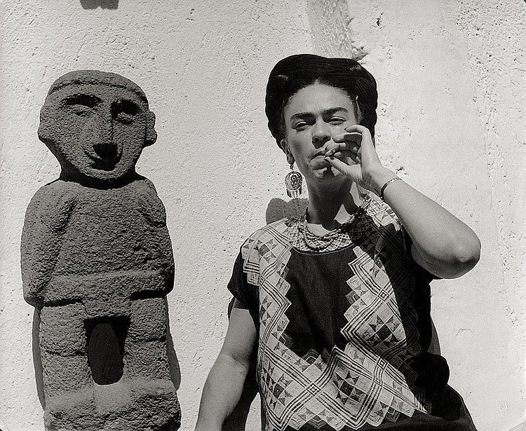 Imagen de Frida Kalho con una escultura precolombina