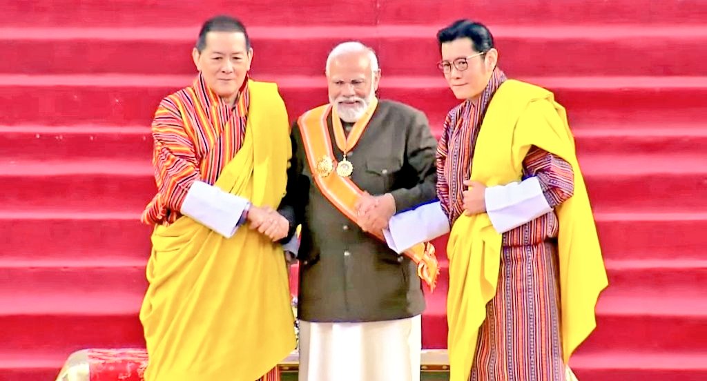 DS_Khimsar's tweet photo. देश को गौरवान्वित करने वाले क्षण...!

माननीय प्रधानमंत्री श्री @narendramodi जी को भूटान के सर्वोच्च नागरिक सम्मान, 'ऑर्डर ऑफ द ड्रुक ग्यालपो' से सम्मानित किया गया है। 

यह भारत और भूटान के बीच द्विपक्षीय संबंधों के स्थायी विकास और गहनता का प्रतीक है।

इस गौरव के लिए मोदी जी को अनंत बधाई!