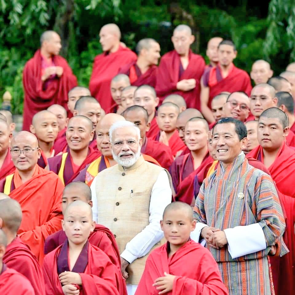 DS_Khimsar's tweet photo. देश को गौरवान्वित करने वाले क्षण...!

माननीय प्रधानमंत्री श्री @narendramodi जी को भूटान के सर्वोच्च नागरिक सम्मान, 'ऑर्डर ऑफ द ड्रुक ग्यालपो' से सम्मानित किया गया है। 

यह भारत और भूटान के बीच द्विपक्षीय संबंधों के स्थायी विकास और गहनता का प्रतीक है।

इस गौरव के लिए मोदी जी को अनंत बधाई!
