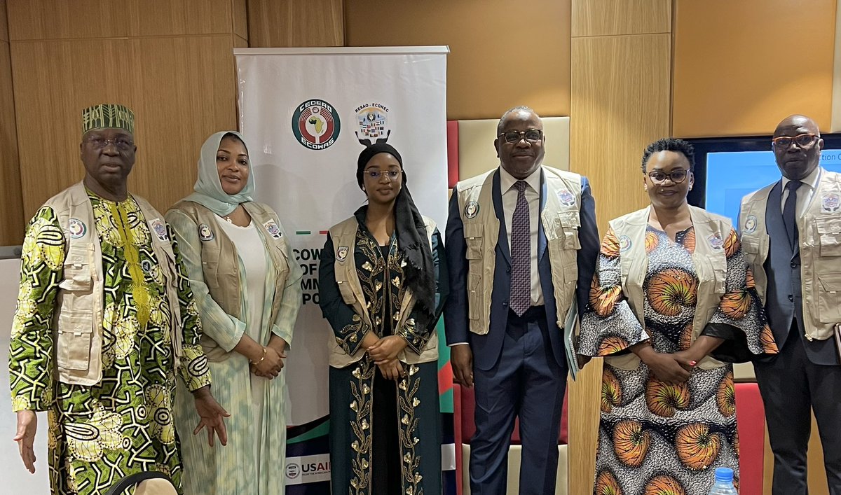 Group photo of the @econec_resao Peer Support and Learning Mission in deployed to Senegal. Photo de groupe de la Mission de Soutien et d’Apprentissage par les pairs déployée au Sénégal @econec_resao #2024PresidentialElection