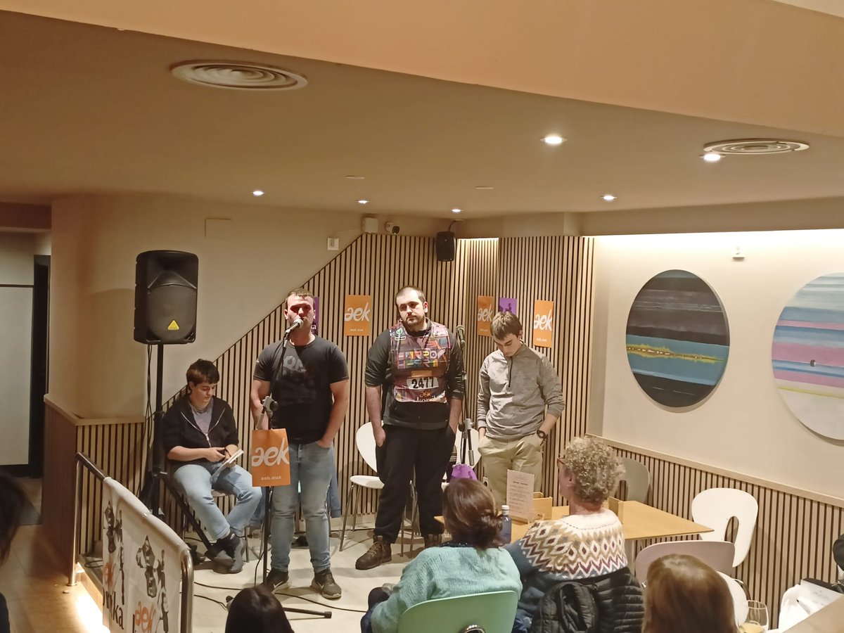 GBertsozale's tweet photo. Esan eta esan gabiltza badatorrela txapelketa, eta jendea ari da berotzen! Bertso-eskoletako entrenamenduen argazki hauek heldu zaizkigu... hauek ez dute denborarik galtzeko! 
Gainontzekoak ere ibili bizkor!
#BadatorTxapelketa #GipuzkoaBertsotan #kultura #bertsolaritza https://t.co/1BY7zxThhI