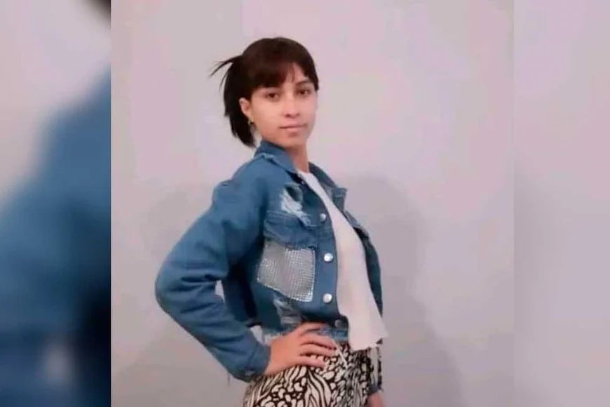 Maanu_Olcese's tweet photo. #AHORA DETUVIERON AL ASESINO DE LORENA ORDUÑA.

Lorena murió de un disparo en el pecho el 26 de diciembre pasado cuando iba en moto con su novio.

El tiro no iba para ella, era para su novio, señalado como líder de una banda criminal muy importantes en el noroeste de la ciudad. https://t.co/QI4h2tNRac