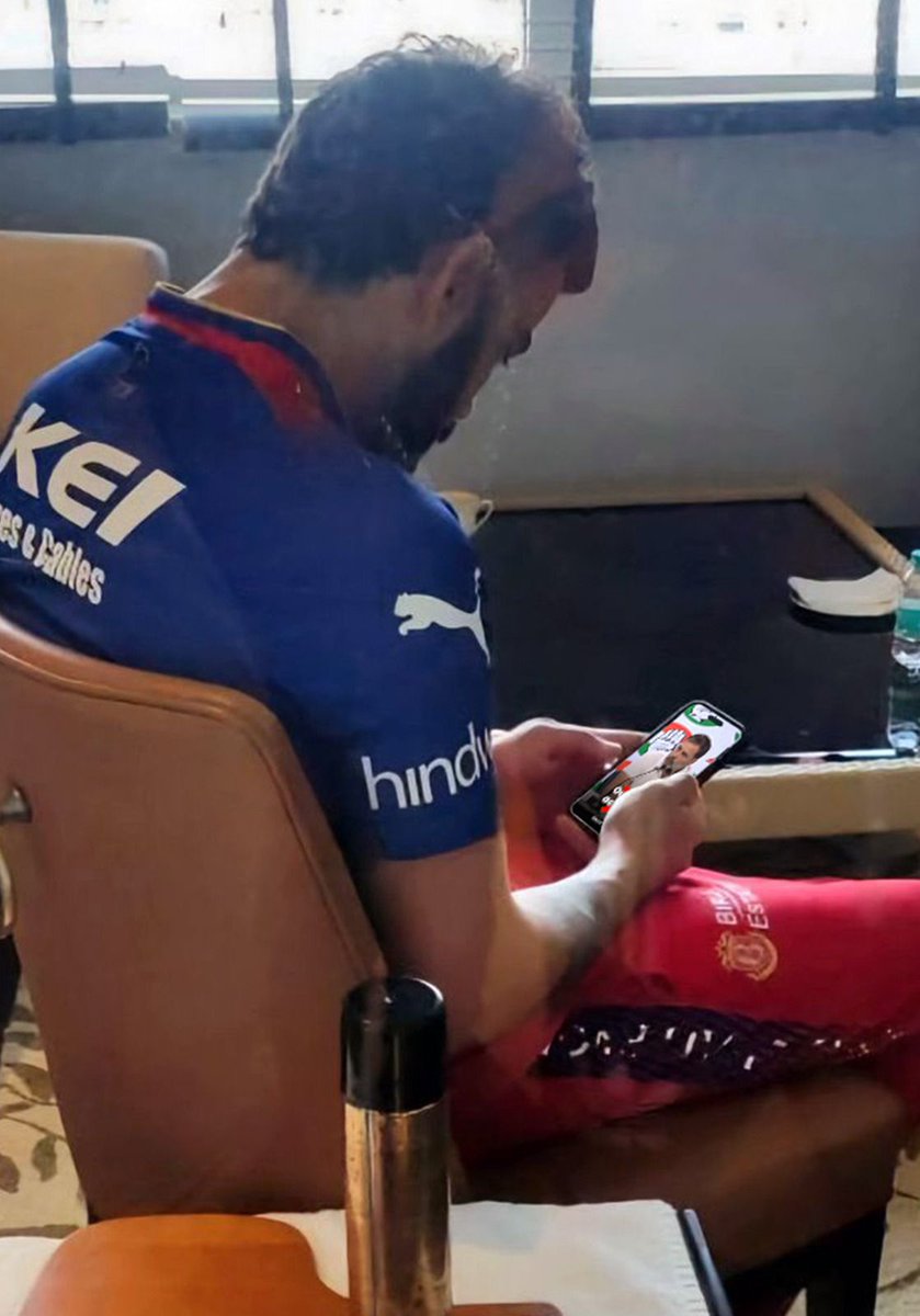 AshishSinghKiJi's tweet photo. Exclusive Visual 

Virat Kohli watching Rahul Gandhi Press Conference 🔥🔥🔥😦

#RCBvsCSK https://t.co/EU4YiKrctT