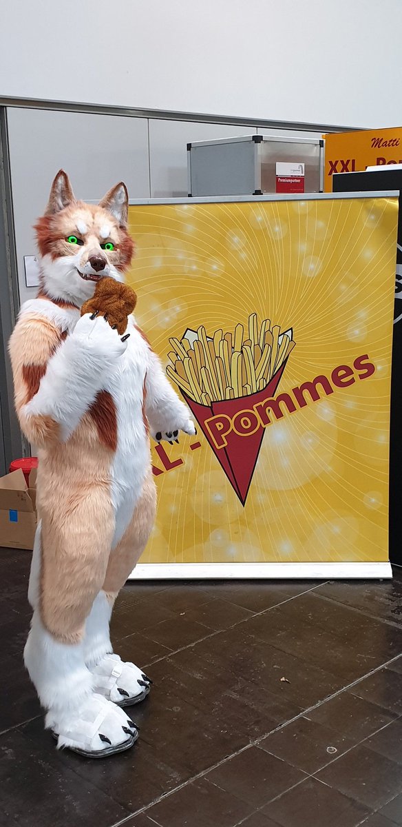 Don't forget your midday snack while at #lbm24

 #FursuitFriday #wolf #fursuit