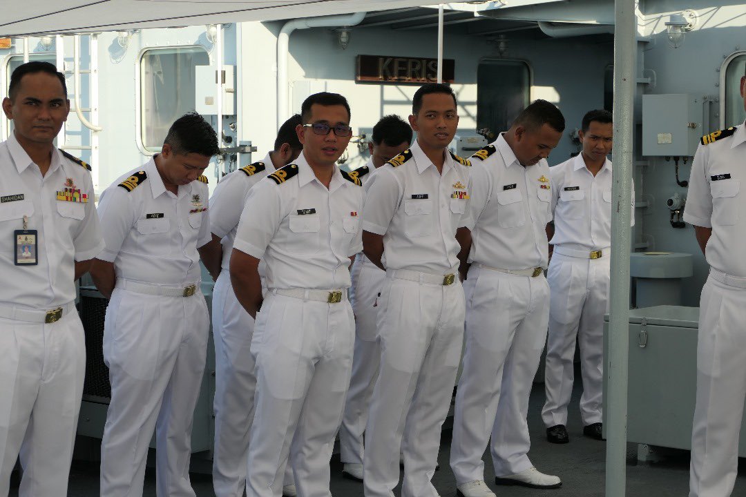 LMS_113's tweet photo. 22 Mac 24 - Pegawai Memerintah telah menyempurnakan Majlis Penyampaian Cenderahati kepada anggota LDL yang telah berjaya menamatkan latihan di KD BADIK pada pagi harini. Semoga apa yang telah dipelajari di kapal dapat dipraktikkan dengan baik pada masa akan datang. 
#kdbadik113 https://t.co/1FKIOjZptt