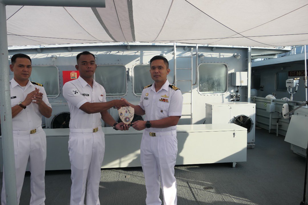 LMS_113's tweet photo. 22 Mac 24 - Pegawai Memerintah telah menyempurnakan Majlis Penyampaian Cenderahati kepada anggota LDL yang telah berjaya menamatkan latihan di KD BADIK pada pagi harini. Semoga apa yang telah dipelajari di kapal dapat dipraktikkan dengan baik pada masa akan datang. 
#kdbadik113 https://t.co/1FKIOjZptt