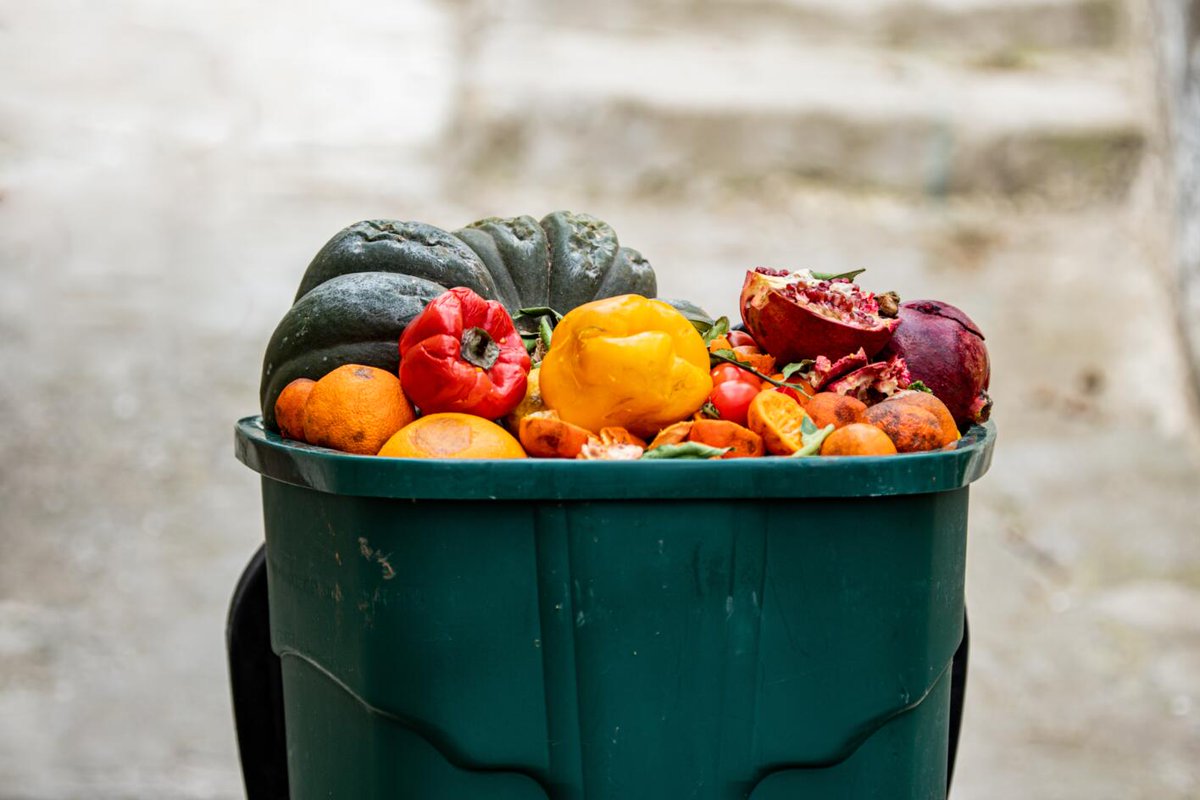 Lets talk food waste - according to Food AWARE, 18 million tonnes of food is sent to UK landfill each year! vegsoc.org/blog/lets-talk… #FoodWasteActionWeek