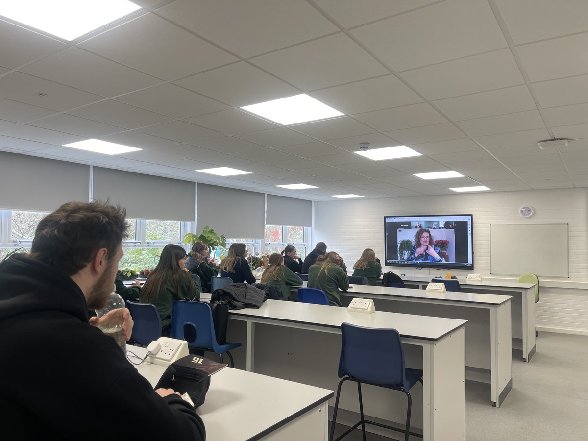 This week we have been celebrating #SignLanguageWeek. 👏 We had an online British Sign Language (BSL) class thanks to the @BDA_Deaf and a number of students across the College joined in to learn some BSL. 🧏‍♂️🧏‍♀️