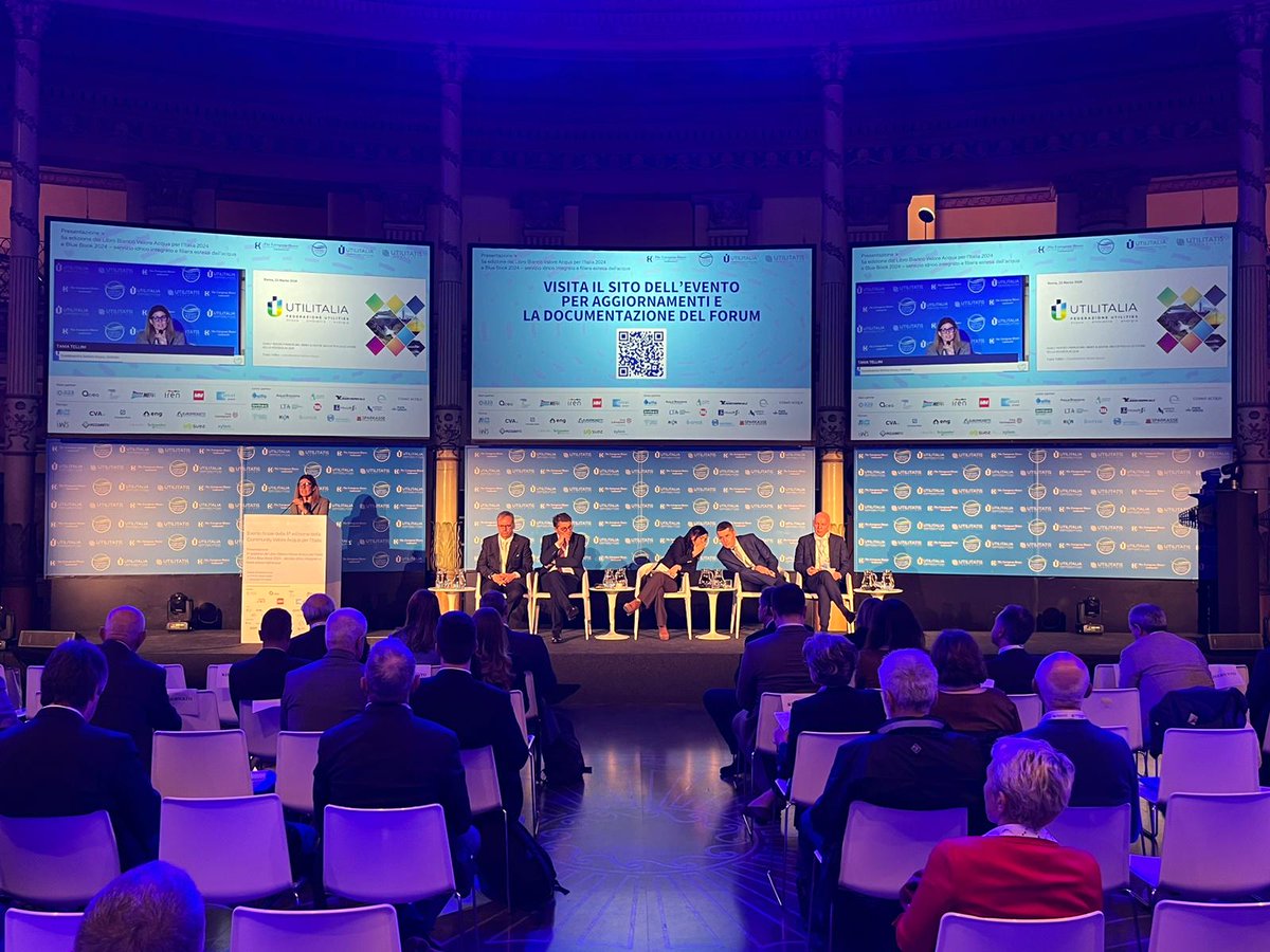 UTILITALIA's tweet photo. 22 MARZO – PRESENTAZIONE DATI DEL #BLUEBOOK2024 DI FONDAZIONE #UTILITATIS E LIBRO BIANCO #VALOREACQUA DI @Ambrosetti_ Tania Tellini, Coordinatrice del settore #acqua #Utilitalia: "La digitalizzazione di reti e impianti nel servizio idrico integrato sta avendo un impulso significativo grazie ai finanziamenti del #Pnrr , 1.9 miliardi di euro per riduzione perdite e #digitalizzazione reti e impianti. Già la qualità tecnica di Arera ha favorito questo percorso che vede la transizione digitale come elemento indispensabile di supporto alle decisioni e agli investimenti. Aumentano i sistemi di telelettura per la misura dei volumi di processo, la distrettualizzazione delle reti idriche e la loro georeferenziazione nonché il telecontrollo o la regolazione automatica delle portate e delle pressioni. Esistono margini di miglioramento rispetto al sistema di fognatura e depurazione sia rispetto alla georeferenziazione della rete che rispetto all'implementazione di sistemi digitali di supporto alle decisioni. Importanti invece i margini di miglioramento sull'implementazione di sistemi di telelettura all'utenza. Tra i nuovi programmi d'investimento, i gestori associati a Utilitalia hanno presentato progetti da finanziare con le risorse del #PNIISSI per 2,66 miliardi di euro di cui oltre 500 milioni sarà destinato in modo specifico alla digitalizzazione”.