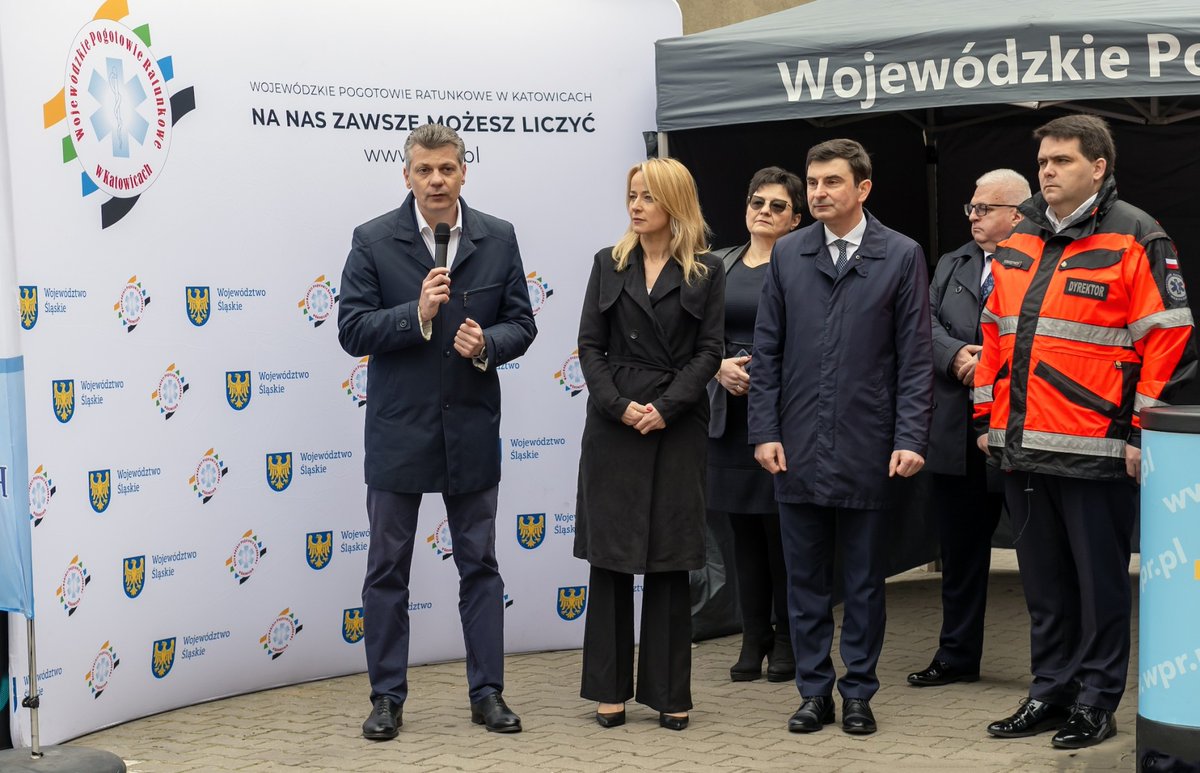 wprwkatowicach's tweet photo. 🚑Od 1 maja w SPR przy Szpitalu Specjalistycznym nr 1 w #Bytom będzie pracować dodatkowy ZRM. O szczegółach poinformowali na konferencji: wojewoda @SlaskUW @marek_wojcik, wicemarszałek #AnnaJedynakRykała, prezydent @umbytom @mariuszwolosz i dyr. #WPRKatowice @lukpach❤️ https://t.co/VA3UG3pOH5