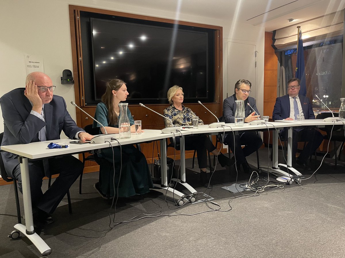 Eurooppalainen Suomi Brysselissä ry järjesti yhdessä Kuntaliiton kanssa perinteisen, kevään ensimmäisen EU-vaalipaneelin🗳️🇪🇺

Mukana oli sekä kokeneita meppejä että aivan uusia ehdokkaita <a href="/Mikko_Aaltonen/">Mikko Aaltonen</a> <a href="/JuliaSthle/">Julia Ståhle</a>. Kiitos kaikille + vielä erityismaininta juontajalle! <a href="/SaaraKoho/">Saara Koho</a>