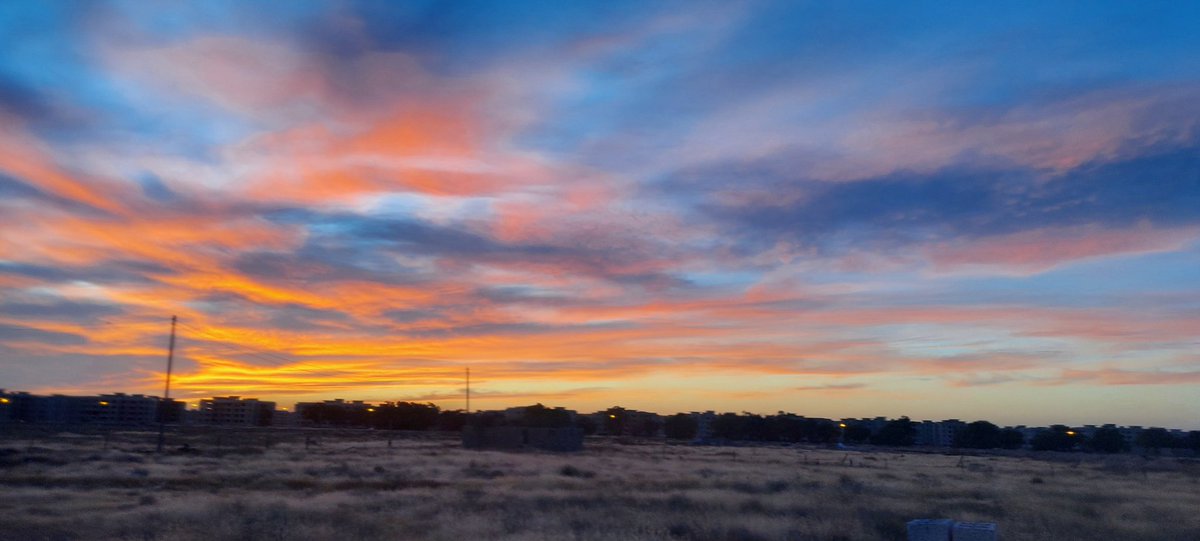 LOSTSOULOFNAP's tweet photo. @translatingTXT @TXT_members @TXT_bighit The sky two days ago 🤭🤗🤗🤗🤩😍🤩😍😍🤩 #bluehour #5:53 #minisode1 https://t.co/b3yAx8eJO5
