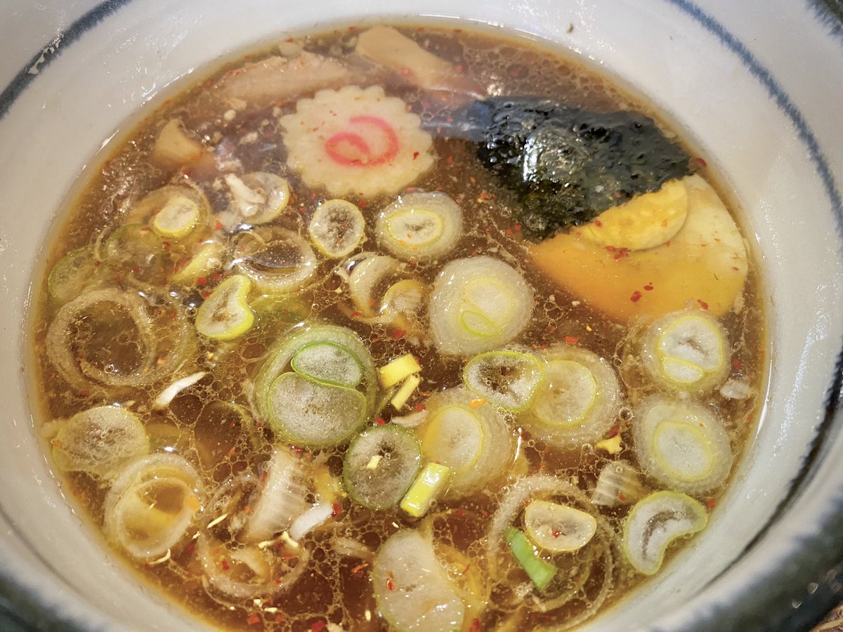 il_geolero's tweet photo. 通りかかったので初めて頂いた伝説のつけ麺♪(๑´ڡ`๑)
普通にいつものように大盛りを選んでちょっと後悔しました(^◇^;)
さすがにお出汁を飲み切る事が出来ませんでした〜(^_^;)
美味しかったです〜♪(*´◒`*)
#640g
#やっぱりお出汁は冷めちゃうのよさねぇ https://t.co/5372QekFpB