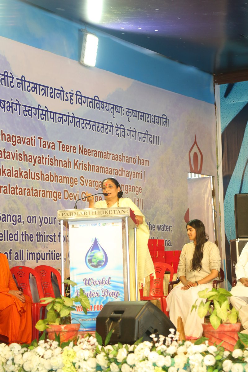 In her keynote address, Chief Guest, Hon. Smt @RituKhanduriBJP, Speaker of the Uttarakhand Vidhan Sabha, Govt of Uttarakhand shared that women spend at least 16 hrs every day collecting water for the family & how @jaljeevan_ has improved the ease of living for women in the state.