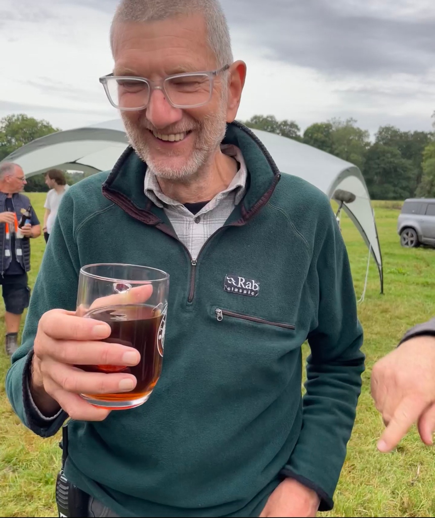 Cheers to Friday! 🍻 This might be one of Stuart’s favourite pieces of Time Team merch 😂 What are you all getting up to this weekend? 🌳 Ps. You can find the beer glass here 👇🏼 shop.timeteamdigital.com/products/time-…