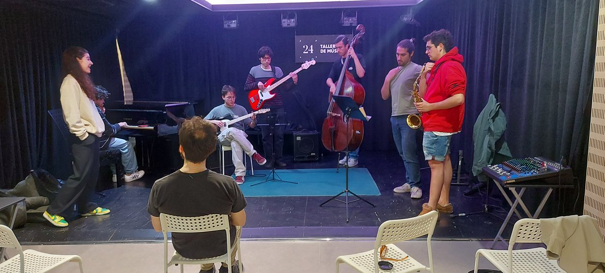 Abans d'acabar la Jornada d'Instruments d'avui dia 22, en @manelfortia i en @lluccasares han proposat als joves músics participants que siguin ells els protagonistes, escollint un tema que l'estan tocant i esbrinant la seva essència musical.