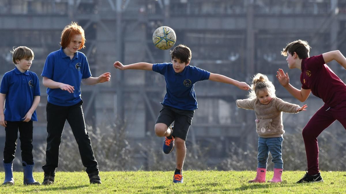 SCHOOLHEALTH_UK's tweet image. Physical activity is key in student development, not just for health but for academic success too. Let&apos;s make our schools active!🚴‍♂️ From &apos;Walking Buses&apos; to outdoor lessons, movement breaks to after-school clubs, every step counts. 🌳#ActiveSchools #HealthyLearning