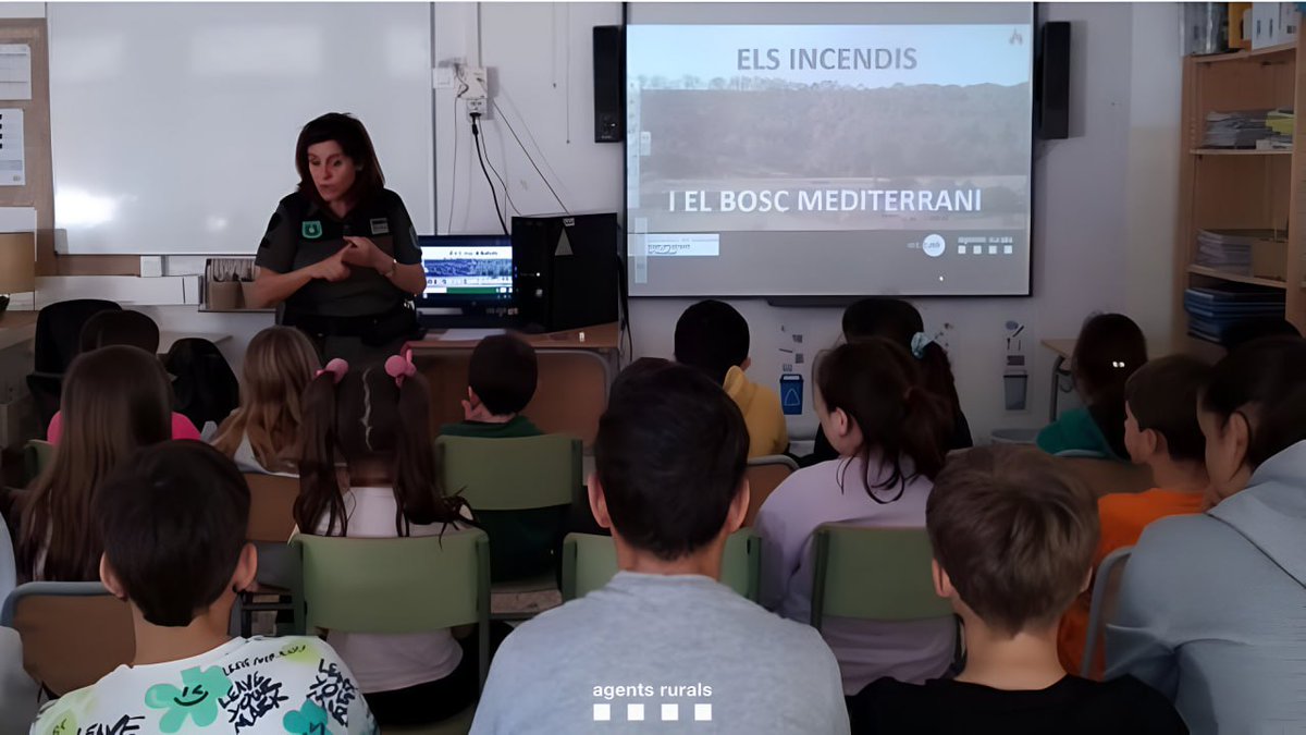 agentsruralscat's tweet photo. 📚 Els #AgentsRurals realitzen una xerrada de l'#EduCAR sobre les causes i les conseqüències dels incendis forestals a l'Escola Vilanova de Segrià (Segrià) 🔥🌲

💚 Ensenyem la importància de la prevenció. #educació  #incendis https://t.co/vj6WlDUDcH