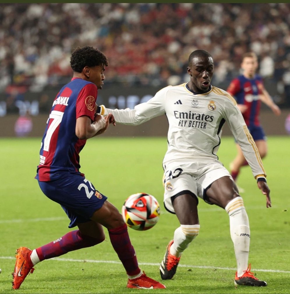 Somhiseremfcb's tweet photo. 🗣️Lamine Yamal: "¿El defensa más fuerte al que me he enfrentado? En la final de la Supercopa de España fue muy duro contra Ferland Mendy".

[Vía @BarcaUniversal ] https://t.co/3edPKIVQPS