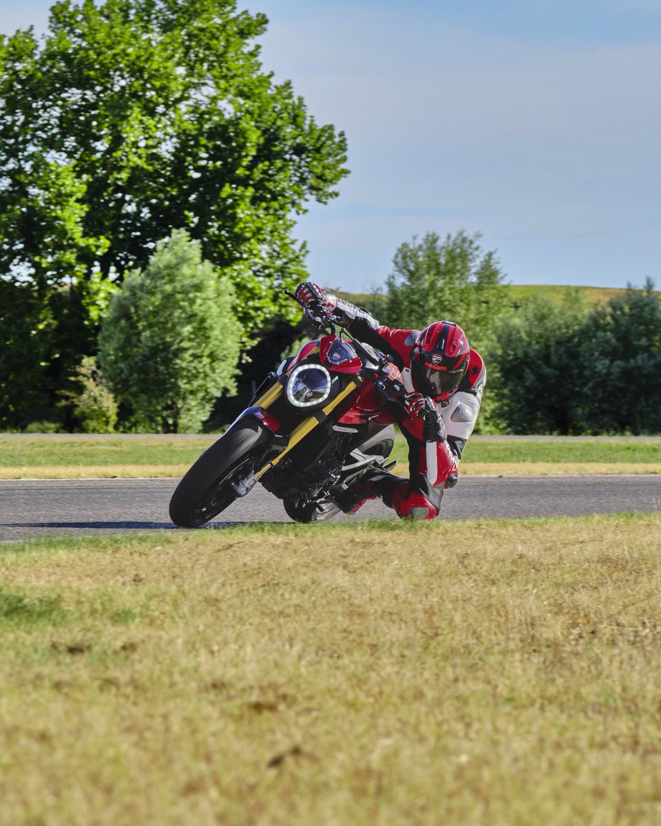 Ducati_India's tweet photo. Left knee salute in style because we are mad for fun.
https://t.co/Tb6gxkZWBW
#Ducati #Monster #DucatiMonster #MonsterSP #MadForFun https://t.co/Lpe9nrZ5Vd