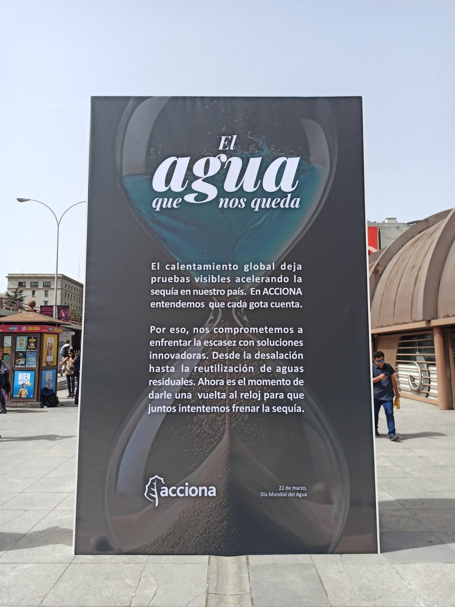 ACCIONA's tweet photo. En pleno centro de Madrid hemos instalado un reloj de arena de 3,20 metros para concienciar sobre la preservación del agua y la lucha contra el cambio climático 

#DíaMundialDelAgua https://t.co/ydvoErRS53