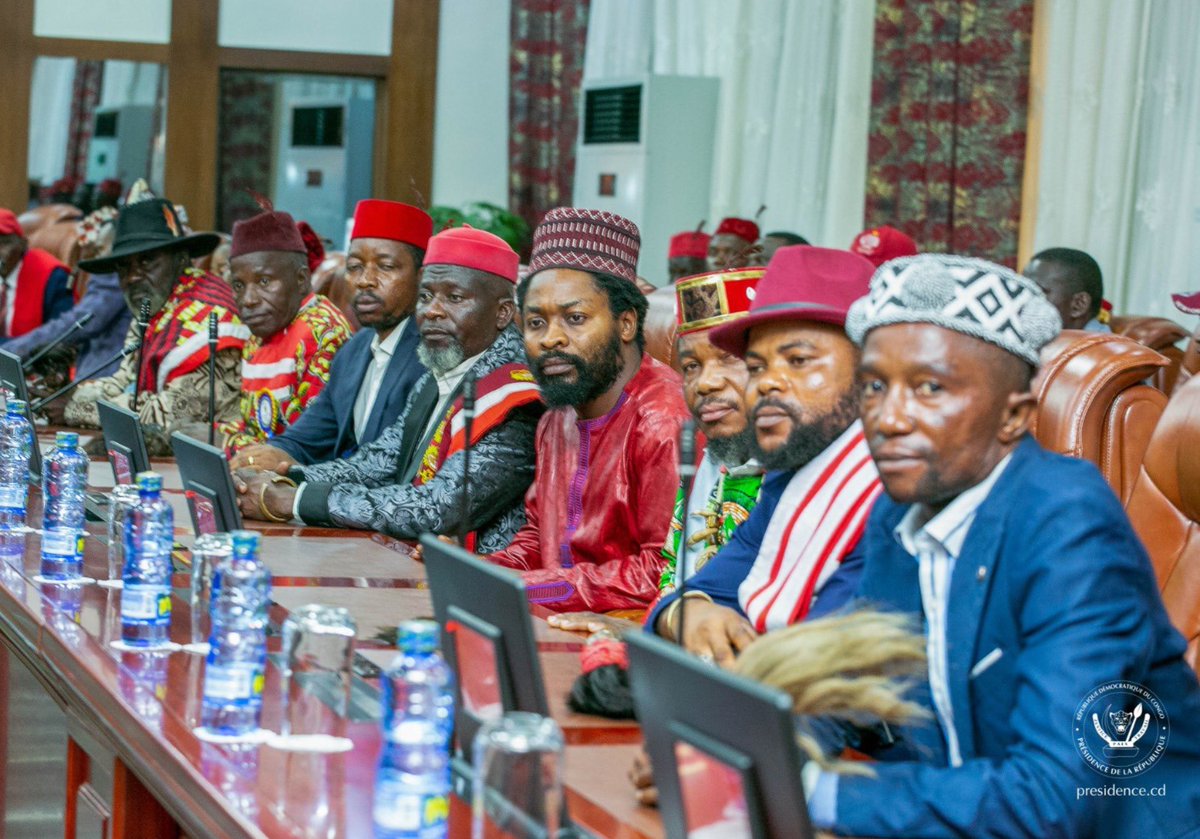 VictorMurashi's tweet photo. On the left is a picture of Tutsis cattle keepers in #Maluku and #Kwango in Eastern #DRC handcuffed and waiting God knows what fate.
On the right is a picture of their #persecutors meeting #Tshisekedi in Kinshasa following a special invitation. Ethnic cleansing in DRC is real! https://t.co/LarHKl2Jnl