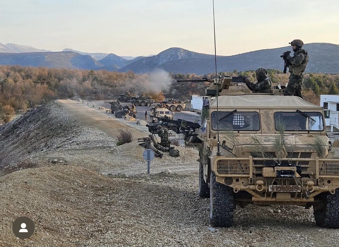 AllaisF's tweet image. 🇫🇷👊 De jour comme de nuit, les experts du #CETIA du #1erRCA ont entraîné et contrôlé un escadron du @1erRHP composé de 2 pelotons #AMX10RCR et d'un peloton de reconnaissance et d'intervention équipé de Grizzly et de missiles moyenne portée. 📷 1rca_canjuers