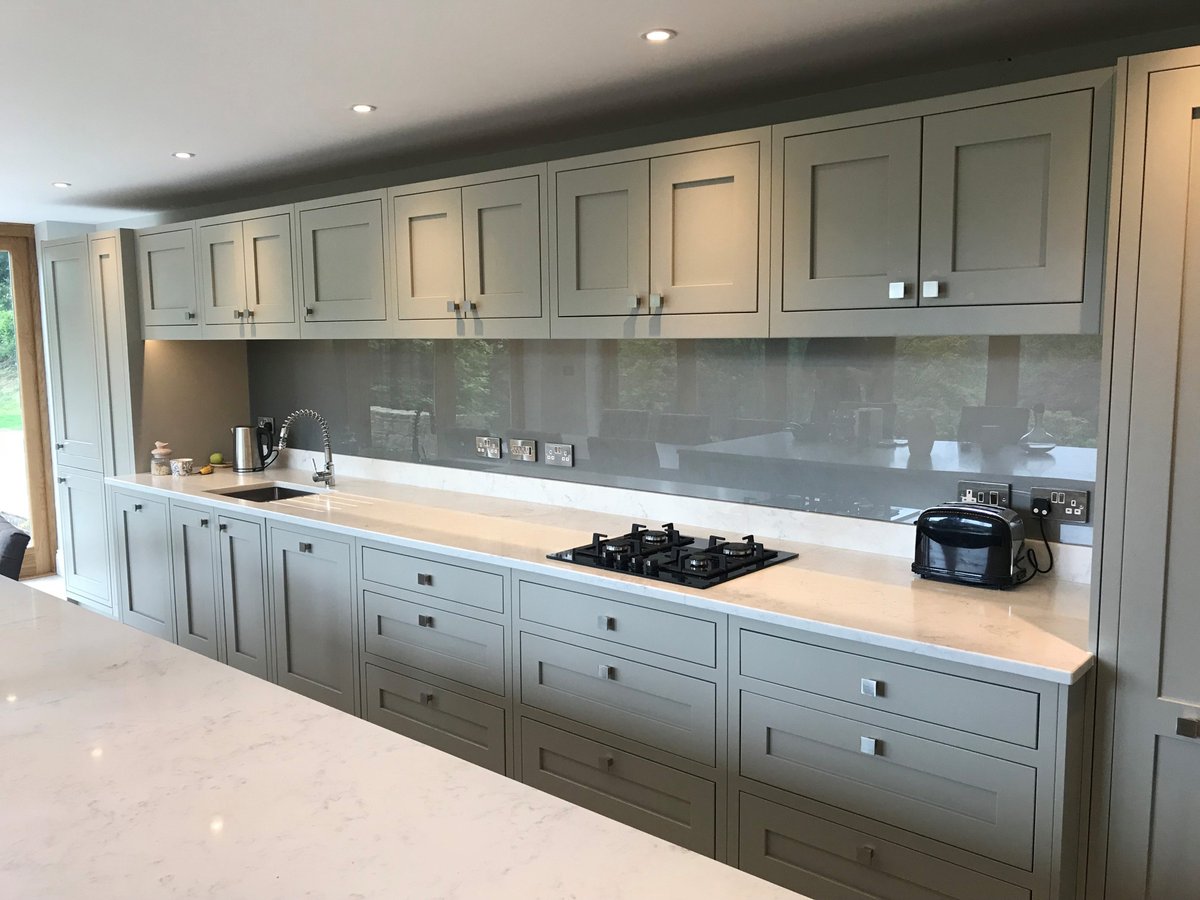 In this stylish London kitchen, our beautiful, bespoke splashback complemented the homeowner’s vision perfectly.

Available up to 4.5m long, we are able to match any RAL colour, or swatches from the major paint brands.

#glasssplashback #london #londonkitchen #pandpglass