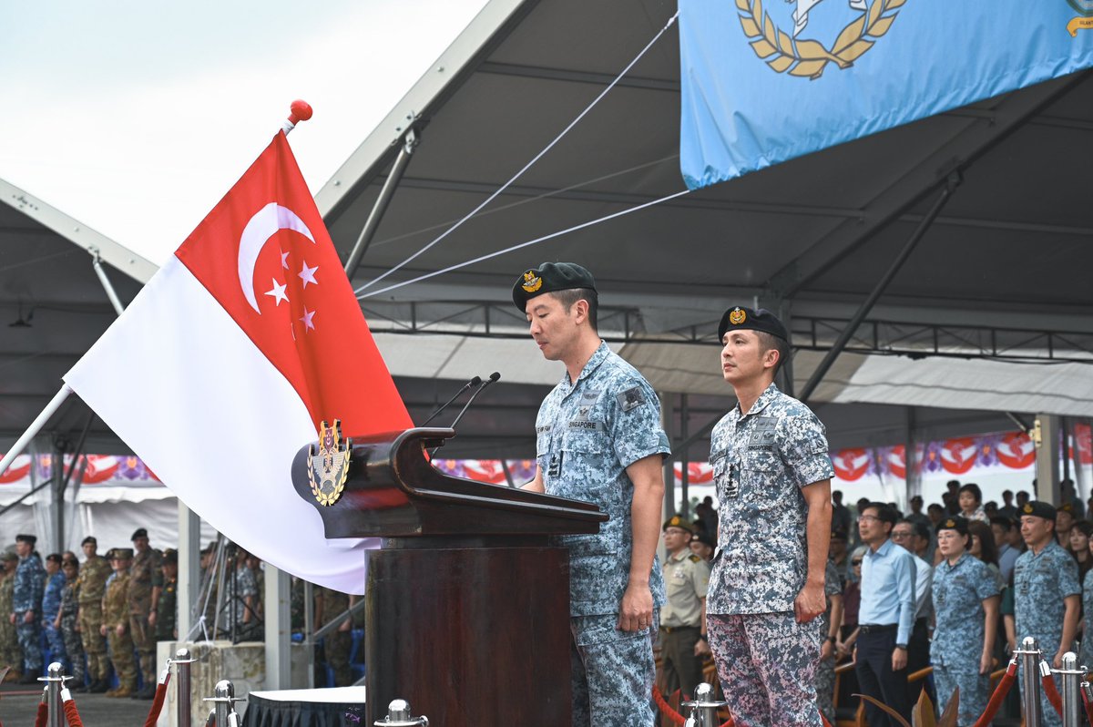 Earlier this evening, we bade a fond farewell to outgoing Chief of Air Force, MG Kelvin Khong, as he handed over command to BG Kelvin Fan in a Change-of-Command Parade at Tengah Air Base. More: facebook.com/share/p/GMRcXQ…