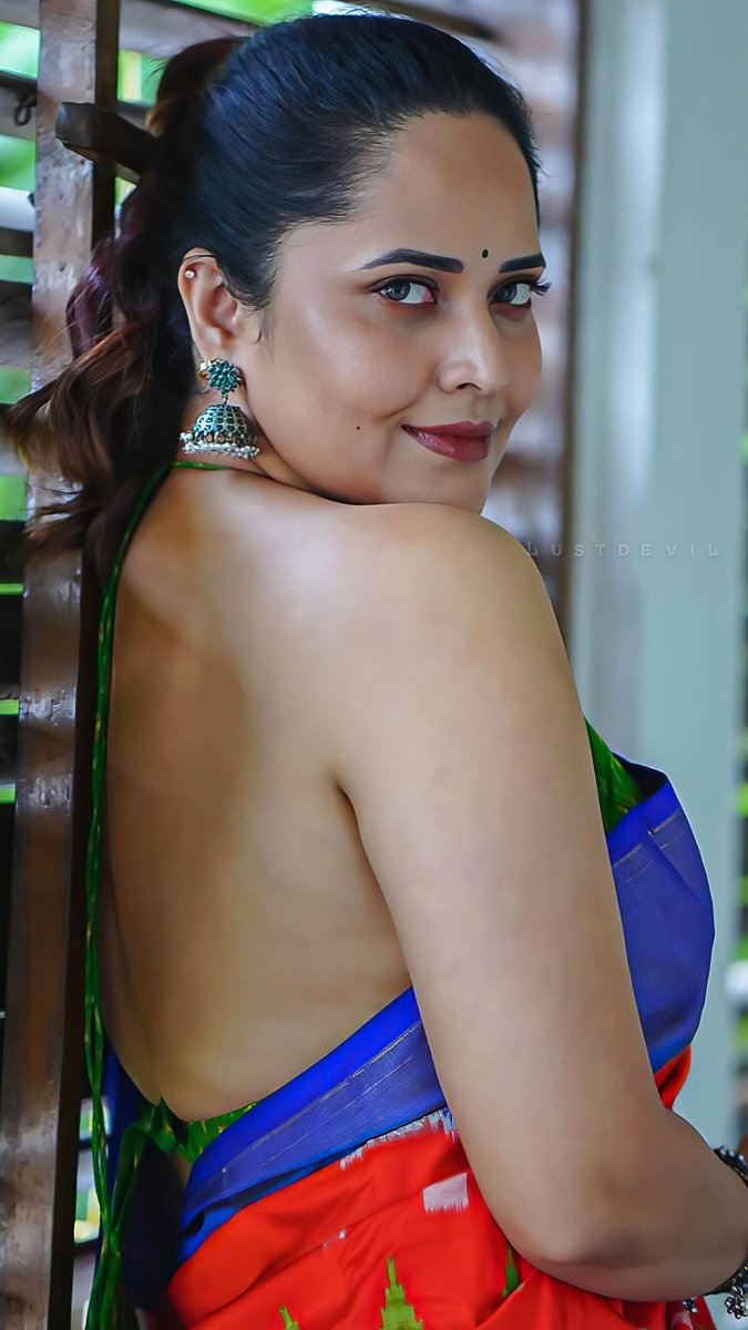 watching my busty suya momma wrapped just in saree without wearing blouse is pure pleasure😍 #LDAnasuya