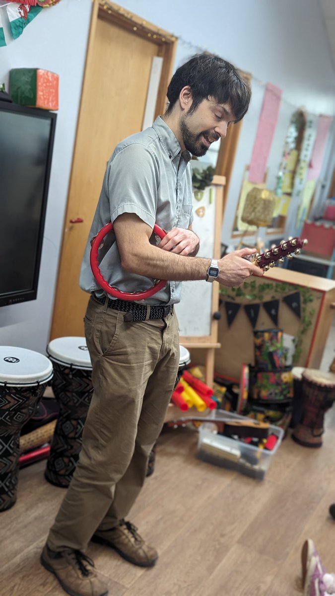 Plant lwcus yn y Feithrin heddiw. Diolch arall I Mr Ottley o #cardiffmusiceducation @cerddcf . Dysgodd y plant llawer am curiad a tôn 🎵🥁🎸 #yagym