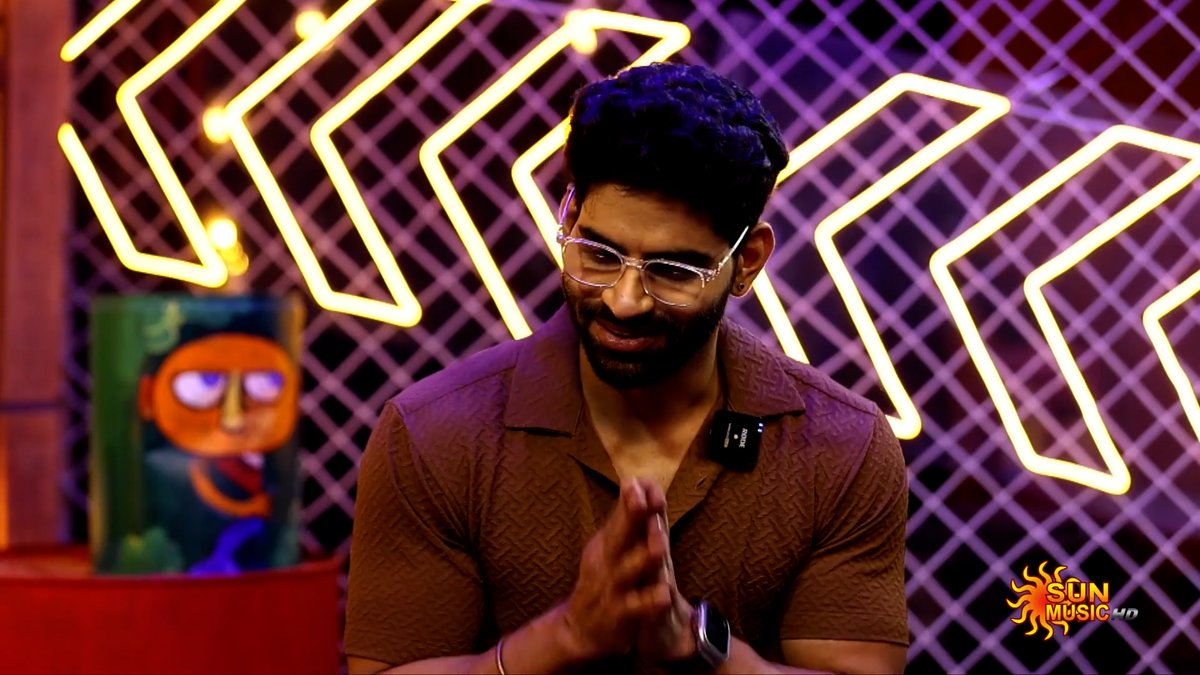 BMFamdom's tweet photo. BM Exclusive Interview on #SunMusic 🔥💥
LINK 👇👇👇
https://t.co/LPj6iWhy9o
#BalajiMurugadoss #KaavyaArivumani #AaoKillelle #BalajiMurugadoss𓃵 #BalaFam #Kaavya #BeReadyMusic #DongliJumbo #RichyRichardson #PravinMani #Anirudh #AnirudhRavichander #VaishaliSriprathap #NavinB https://t.co/FdkyixFCLR