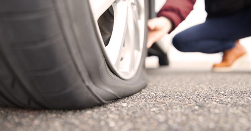 📢¿#Sabíasque?

El coche con una rueda pinchada no puede circular a más de 80 km/h ni más de 200 kilómetros en total.  

👉Las ruedas runflat son ruedas que te permiten acudir al taller que esté más cerca sin necesidad de avisar a la grúa.