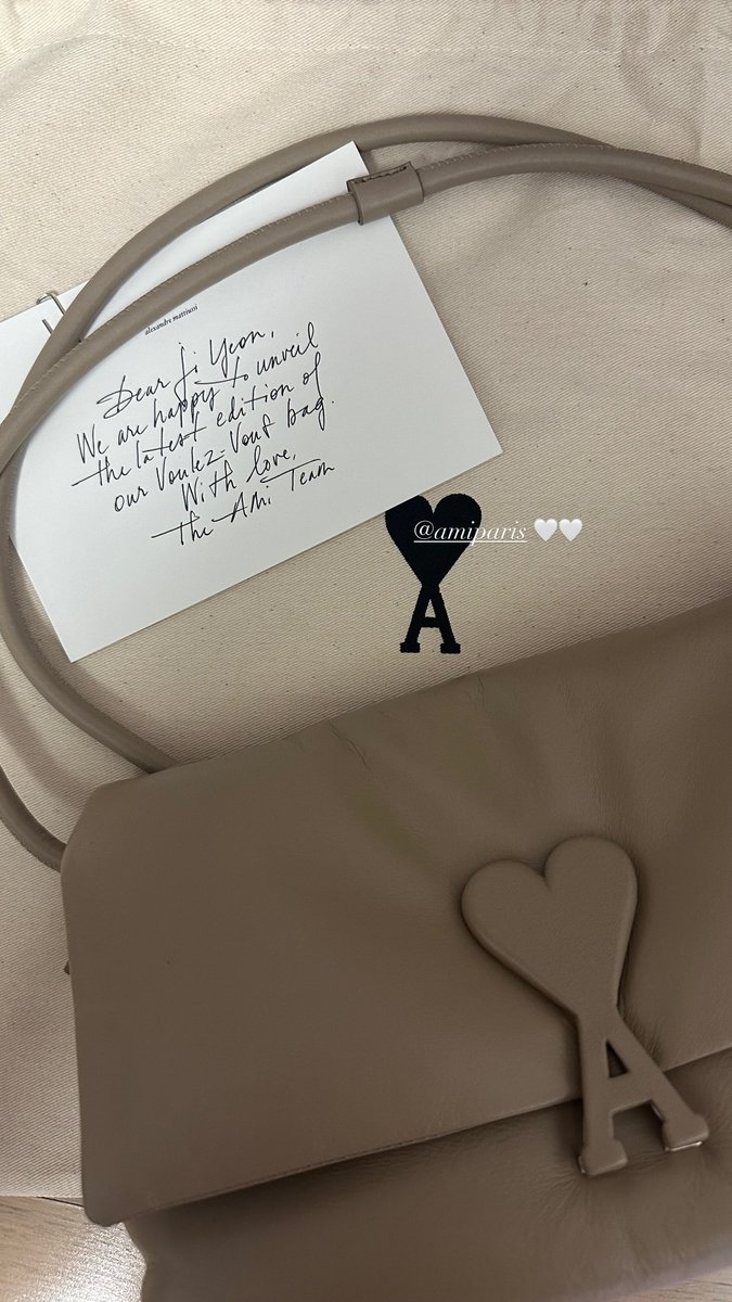 Luxury wear brand AMI Paris has sent their latest Voulez-Vous edition bag to #Bona / #KimJiYeon! 🤍

Message:
'Dear Ji Yeon. 
We are happy to unveil the latest edition of our Voulez Vous bag.
With love,
The Ami Team'

Bona's caption: @/amiparis 🤍🤍

#WJSN #우주소녀 #보나 #김지연