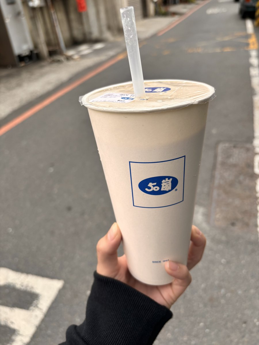 ito_mizuki_kgr's tweet photo. 2/28
またもや🧋からはじまる。
50嵐だと珍珠奶茶→小さいタピオカが入ってるミルクティー
波霸奶茶→大きいタピオカが入ってるミルクティーだそう。
ここのサイトを参考にしました。すごい助かった。

台湾 50嵐のメニューと注文方法まとめ【保存版】｜ぷちち台湾 台湾旅行 https://t.co/vW1QeR2zaQ https://t.co/ihxsGHtyLb