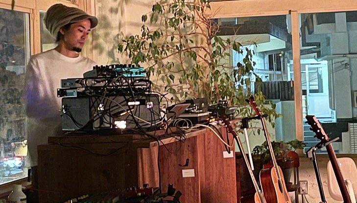 そして12月、ユニゾンとしては5年ぶりのライブが実現。名盤『み空』で知られる伝説の女性シンガーソングライター・金延幸子さんがアメリカから初来沖。前月にメジャーデビューしたハリクヤマクさんのDJとオープニングアクトに続き、金延さんが登場。