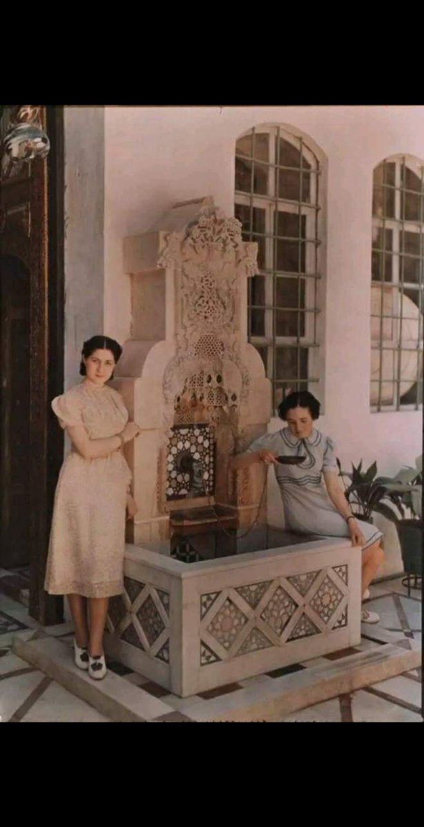 من #دمشق عام 1932

فتاتان دمشقيتان تشربان ماء الفيجة
هذه هي دمشق يا أبناء بلادنا ... و ليست دمشق باب الحارة ..
دمشق الحضارة بأناقة سيداتها و ثقافة رجالها
نساء دمشق هن صاحبات صالونات الادب ل مريانا مراش و ماري العجم والكثير والكثير ...
#سورية
#Syria 🇸🇾