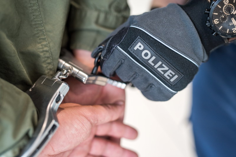 bpol_by's tweet photo. Die #Bundespolizei #Rosenheim hat an der A8 nahe #Weyarn einen Pkw-Fahrer verhaftet. Der Pole hat eine Restfreiheitsstrafe von 874 Tagen zu verbüßen, die mit seiner Einreise fällig wurde. Er war 2014 u.a. wegen gemeinschaftl. erpresserischen Menschenraubs verurteilt worden. *RO https://t.co/8TG6f1tlZr