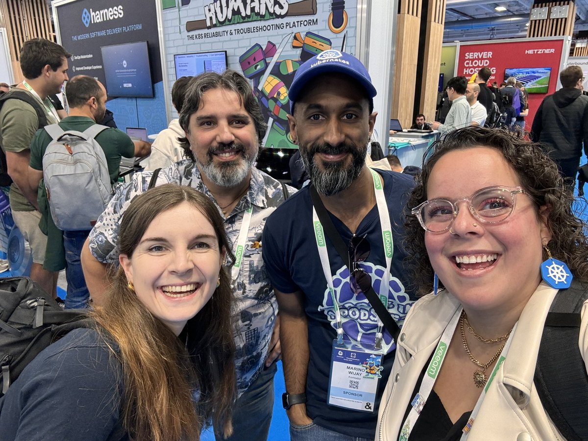 always awesome to run into friendly faces at #KubeCon 💙 @urlichsanais @bongo @virtualized6ix #KubeConEU