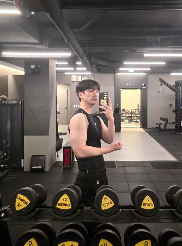 waiting2ndlife's tweet photo. Cutie cheeks to big muscles 😬
#황찬성 #HwangChanSung #they_r_growing_but_for_what #2PMComeback https://t.co/ZXIGnpAPLo