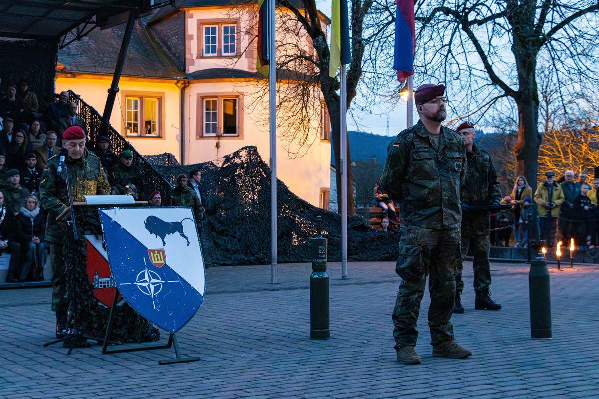 SanDstBw's tweet photo. Späte Ehrung: @BundeswehrGI verlieh gestern #Stabsfeldwebel Jens R. für eine herausragende Einzeltat und seine Verdienste die Einsatzmedaille Gefecht und das Ehrenkreuz der Bundeswehr in Gold. Im #Kosovo rettete er einen Kameraden und verlor dabei einen Teil seines Beines. https://t.co/L9lYEJnWjX