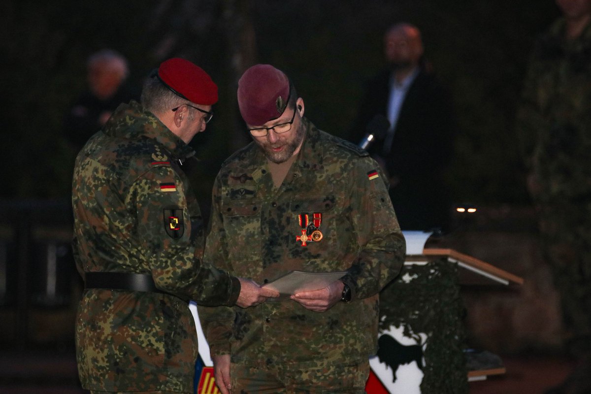 Späte Ehrung: <a href="/BundeswehrGI/">General Carsten Breuer</a> verlieh gestern #Stabsfeldwebel Jens R. für eine herausragende Einzeltat und seine Verdienste die Einsatzmedaille Gefecht und das Ehrenkreuz der Bundeswehr in Gold. Im #Kosovo rettete er einen Kameraden und verlor dabei einen Teil seines Beines.