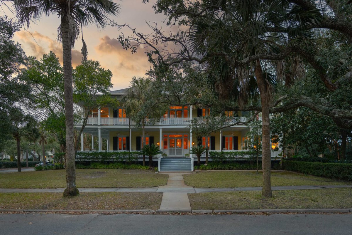Historic Sullivan's Island Residence Sells for $9 Million - Charleston Daily - bit.ly/3PwPxf6

#RealEstate #CharlestonRealEstate #SullivansIsland #CharlestonCoast #SouthCarolina #CharlestonDaily