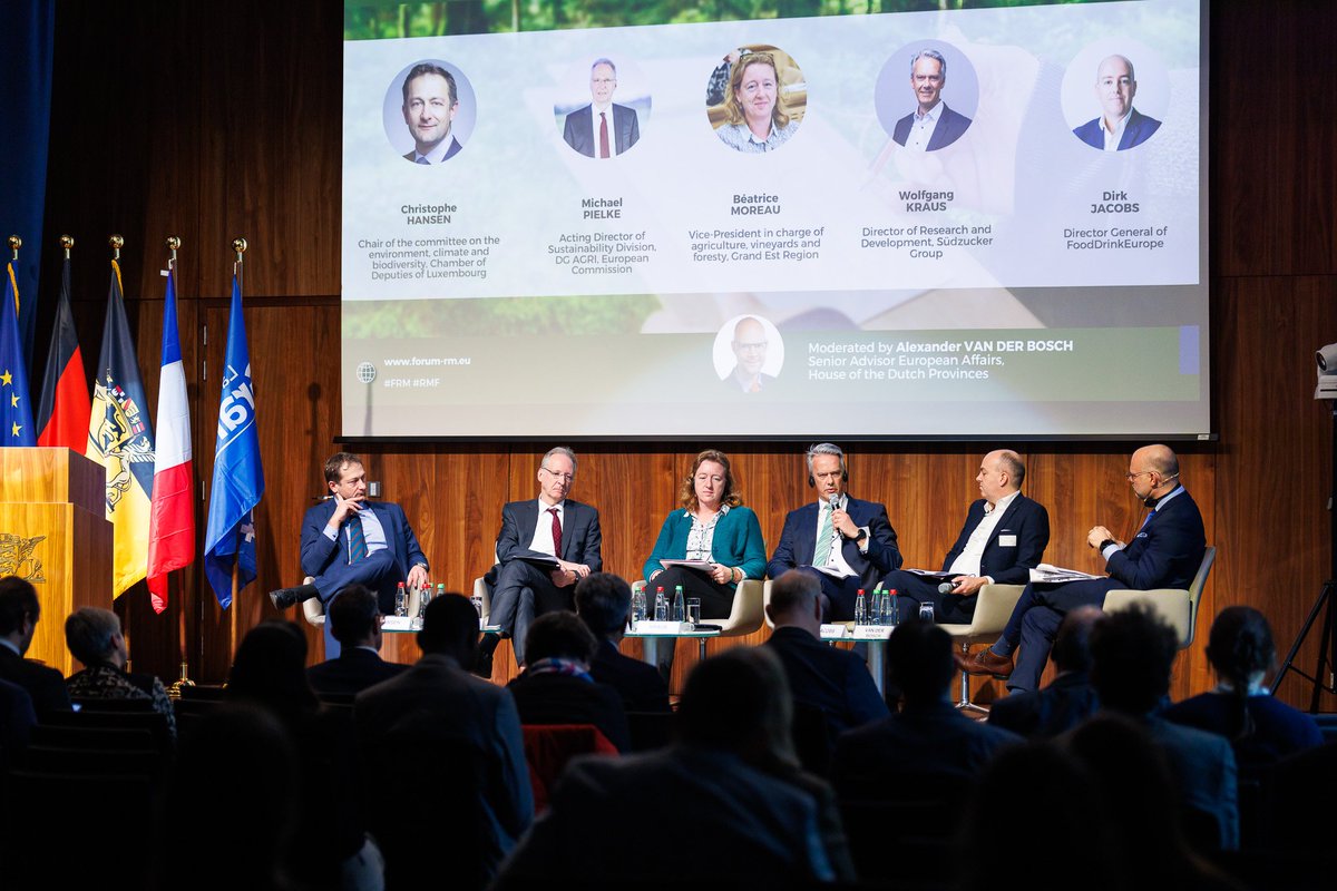 MatthieuCasali's tweet photo. Au Forum Rhin-Meuse 2024 sur la #bioéconomie 4 drapeaux et celui de @francebleu ? Mais non c'est le #draplogo 3e version de @regiongrandest😭 Il manque un vrai drapeau au #GrandEst ! @DrapeauxSFV @Vexillologie @Franck_LEROY_ @DebordValerie @MarieTribout #dessolutionsexistent https://t.co/lDb4g2AQ0o