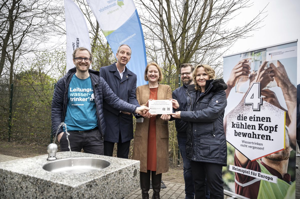 Geschenke zum Weltwassertag 😊 - Heute haben wir gemeinsam mit Bundesumweltministerin Steffi Lemke, Bundesfamilienministerin Lisa Paus und Samuel Höller von a tip: tap den ersten Trinkbrunnen eingeweiht, der im Zuge der EURO 2024 gebaut wurde.