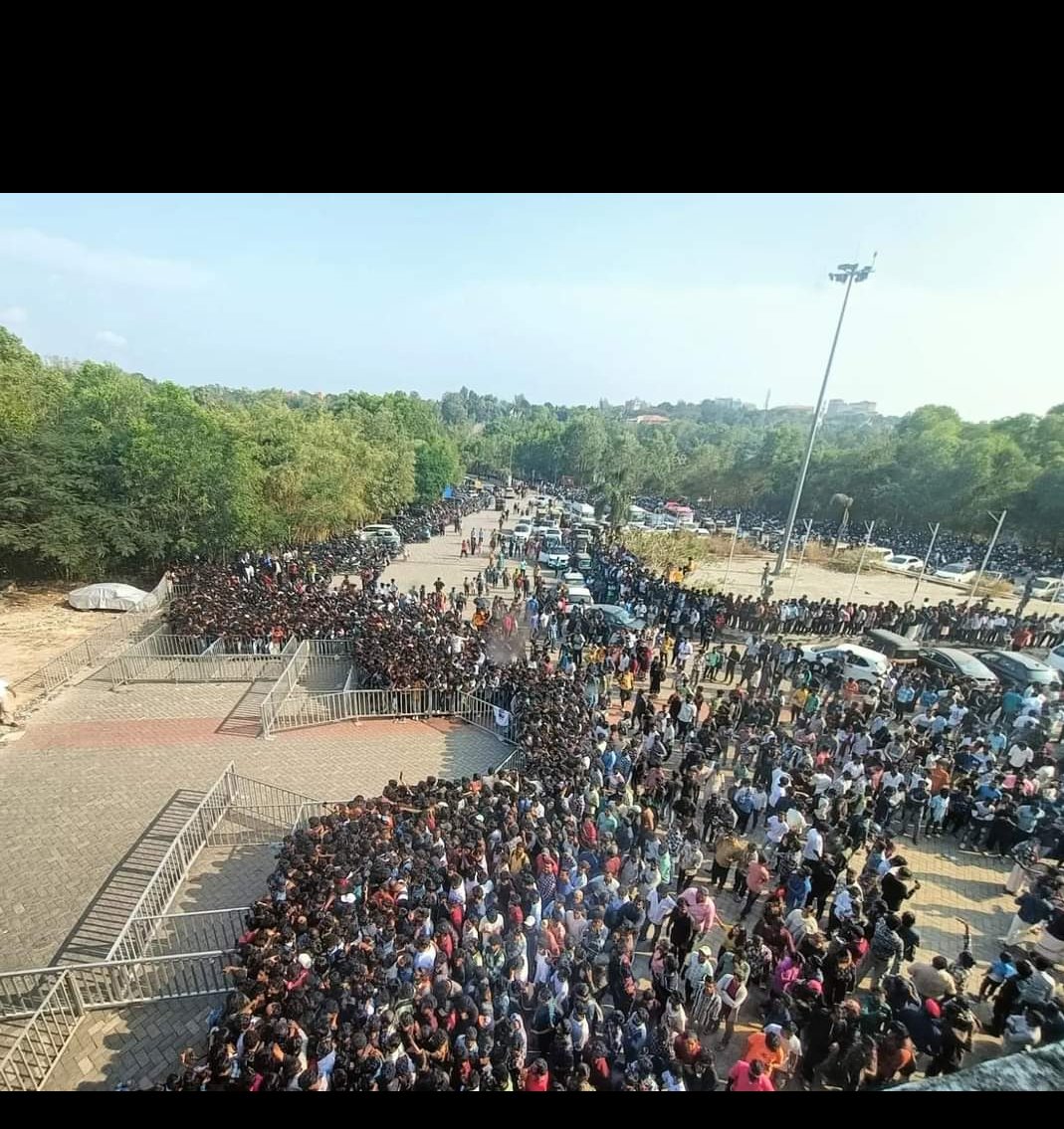 😍😍😍 Chettans getting ready to break the Neyveli selfie 🤳 record 🥵🥵🥵🔥🔥🔥😱😱

#VijayRulingHeartsOfKerala 
#vijayStormhitskerala
#ThalapathyVijay 
#tvkvijay