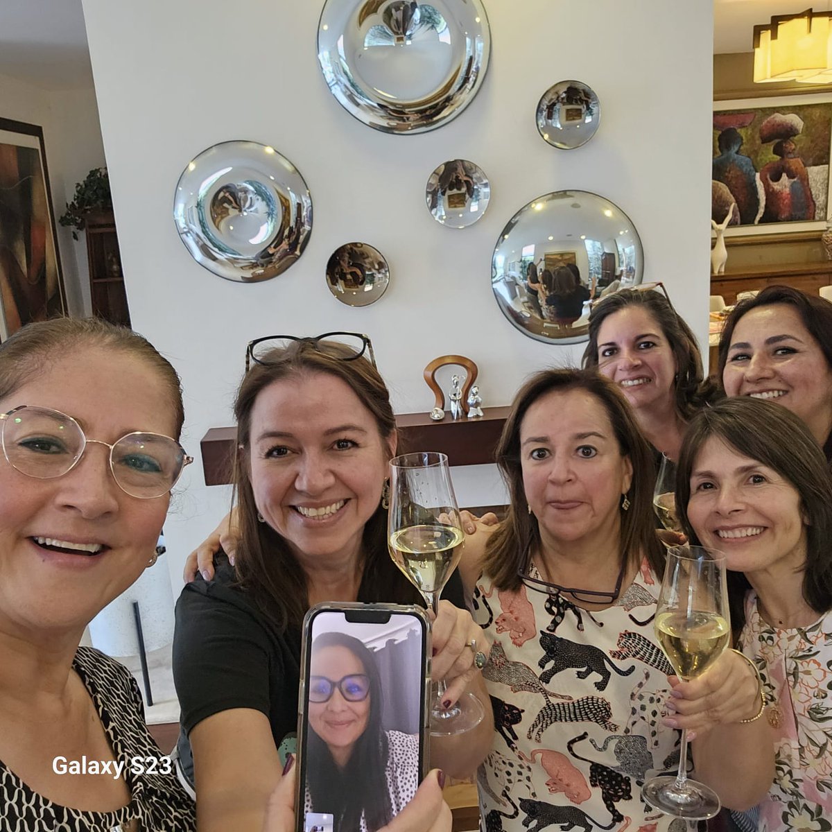 🙏🏼Tan lejos y tan cerca. . . Son encuentros con lectores que no sólo se alojan en tu corazón, sino que te dan fuerzas para continuar. Feliz de haber estado entre estas inspiradoras mujeres guatemaltecas 💜 muchas gracias @libroszuc Nos vemos pronto 🇬🇹 @Mamanemuerta #mujeres…