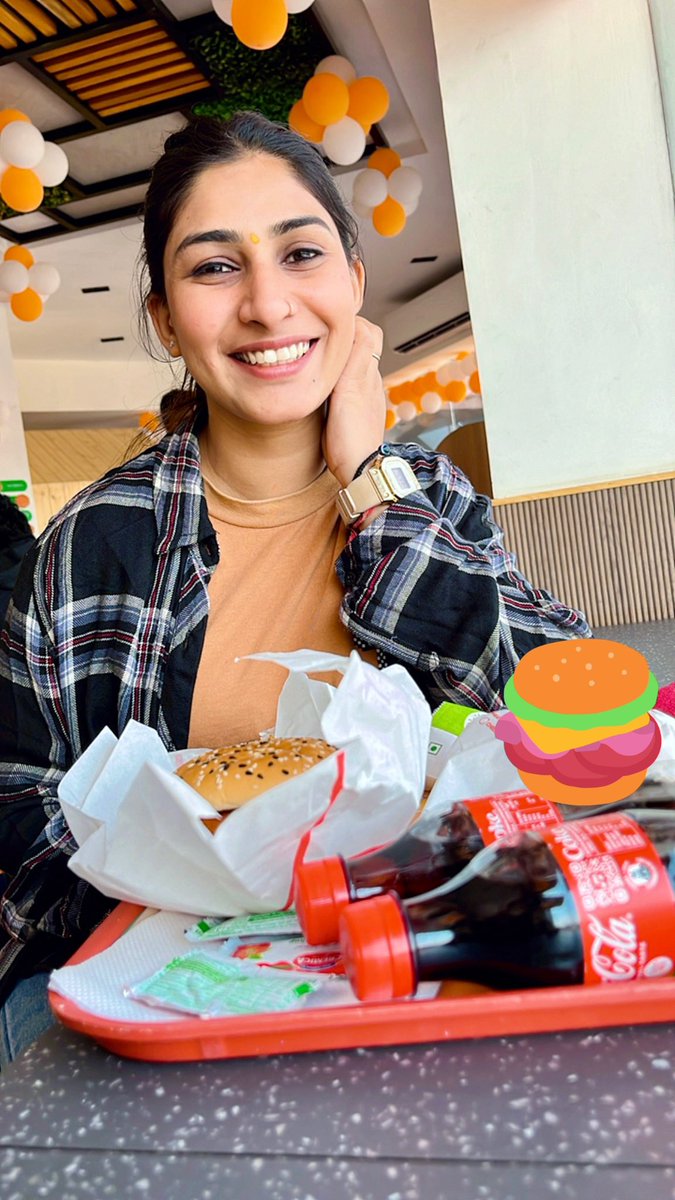 Lettuce have a burgerlicious time!🍔😋🤟

#SnackTime #burgertime #letseat  #enjoying 🍟