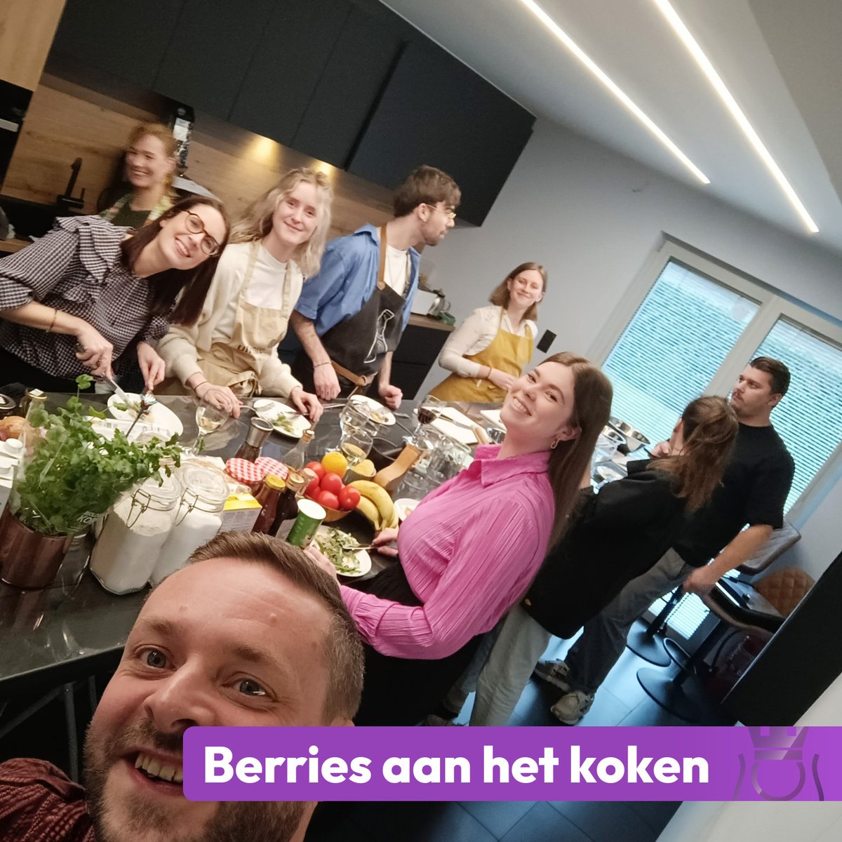 Tussen alle marketingcampagnes door is het bij Kingsberry soms ook tijd voor fun!

Tijdens een teambuilding haalde we onze cooking skills boven en maakten we bobotie met geel rys, sambal en blatjang. 🇿🇦

Het resultaat mocht er zijn, het was baie goed! 😋