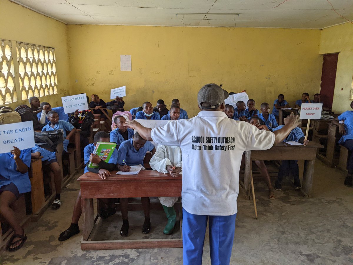 SchoolSafetyO_'s tweet photo. SSO climate and health awareness campaign at Government High School Buea Town.

@UNFCCC @climate 
@RockefellerFdn
@Amref_Worldwide 
@gwmp_org 
@WHO https://t.co/lGRFtXRBDZ
